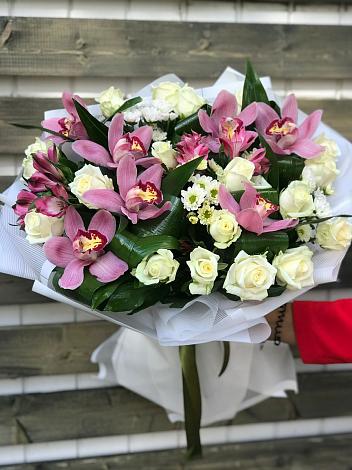 Букет цветов из: Розы и Хризантемы в Приближной