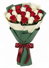 Букет Микс из красных и белых роз в Приближной