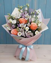 Букет цветов из:  Лизиантусы, Розы, Альстромерии и Гипсофила в Приближной