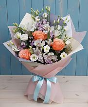 Букет цветов из:  Лизиантусы, Розы, Альстромерии и Гипсофила в Приближной