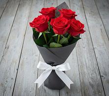 Букет 5 Красных роз Эдлесс Лав в Приближной