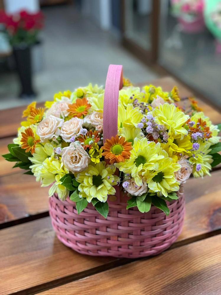 Цветочная композиция из Хризантемы и Розы в корзине в Приближной
