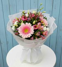 Букет цветов из:  Герберы, Альстромерии и Лизиантусы #REPLACE_PRED# Приближной